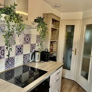 Apartment Le Petit , Jolie Maisonnette Terrasse Netflix Parking Prive Jeux De Societe Bourg-en-Bresse